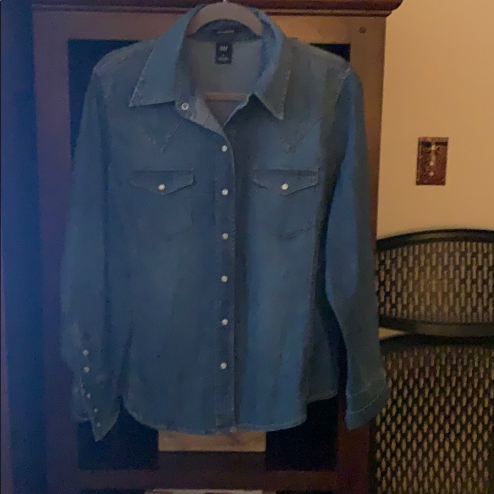 Button down denim short like new!